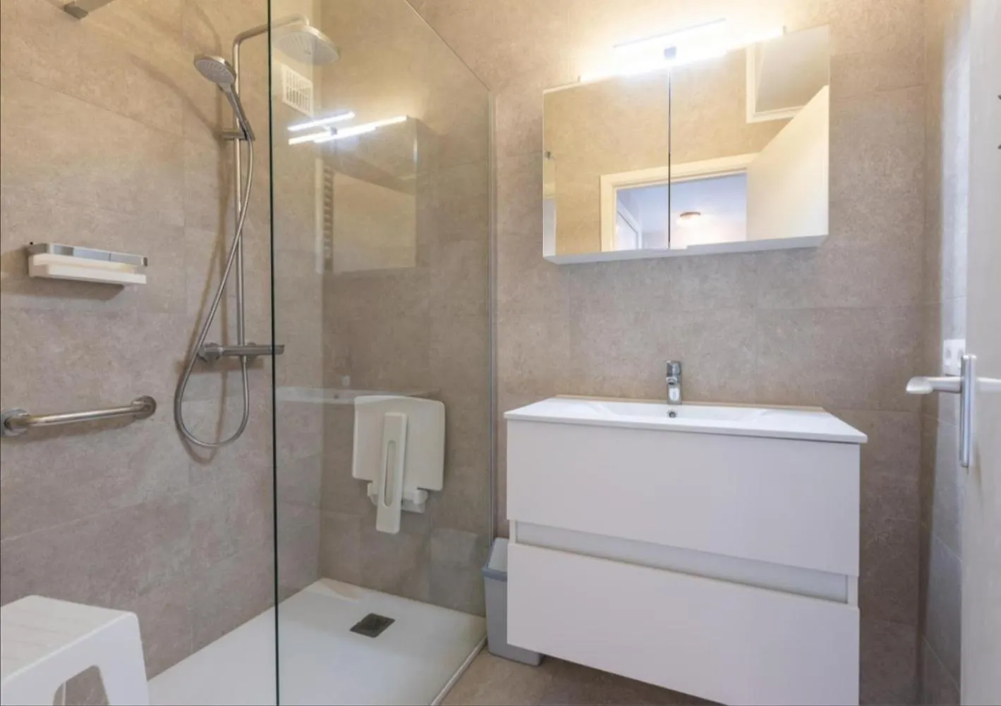 Cozy 2-Bedroom Apartment With Stunning Sea View T77 Остенде